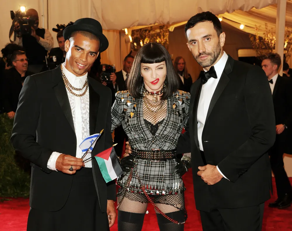 Madonna, junto a su novio, el bailarín Brahim Zaibat y el diseñador Riccardo Tisci