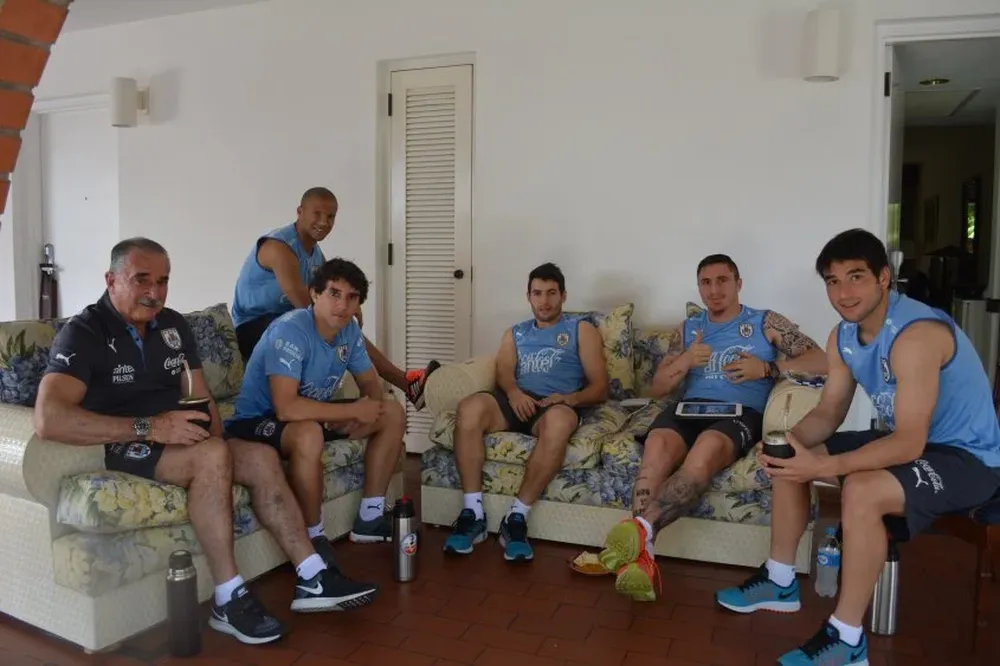 Parte del plantel uruguayo en el hotel junto a Miguel Zuluaga