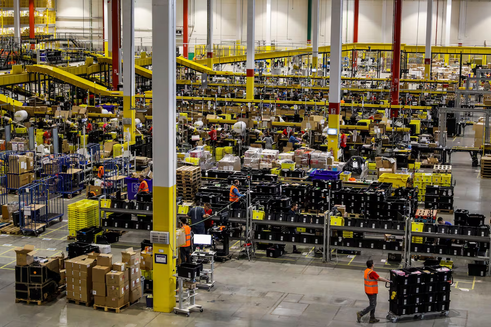 Vista general de una nave de distribución de Amazon