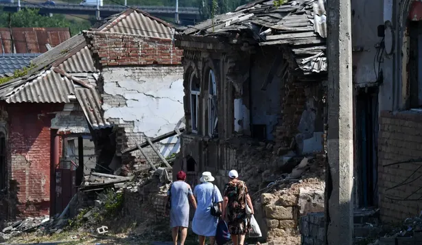 En medio de la guerra, de la devastación y la pérdida, la vida cotidiana continúa. Y con ella, la economía doméstica, parte del gran aparato estatal que busca mantener a flote el gasto militar.&nbsp;