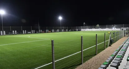 El estadio de fútbol de césped sintético e iluminado del Complejo Luis Suárez