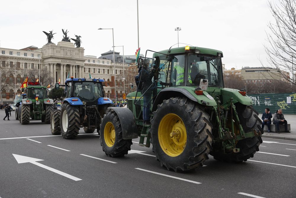El tractorazo se convirtió en un símbolo del malestar del agro en el último tiempo, muchos antes del acuerdo UE-Mercosur. Ya sea por la inundación de productos de Ucrania, por el retiro de subsidios, etc. Pero hay que reconocer que es una imagen poderosa. El tractor circulando por la ciudad con su monumentalidad lenta y amenazante.