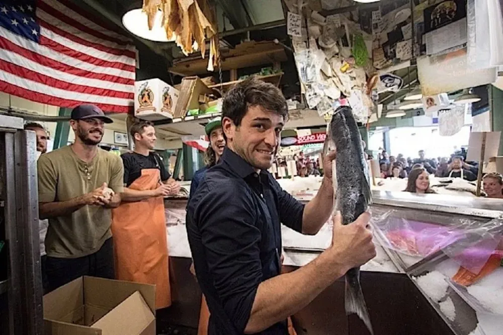 Lodeiro con el pescado en Seattle