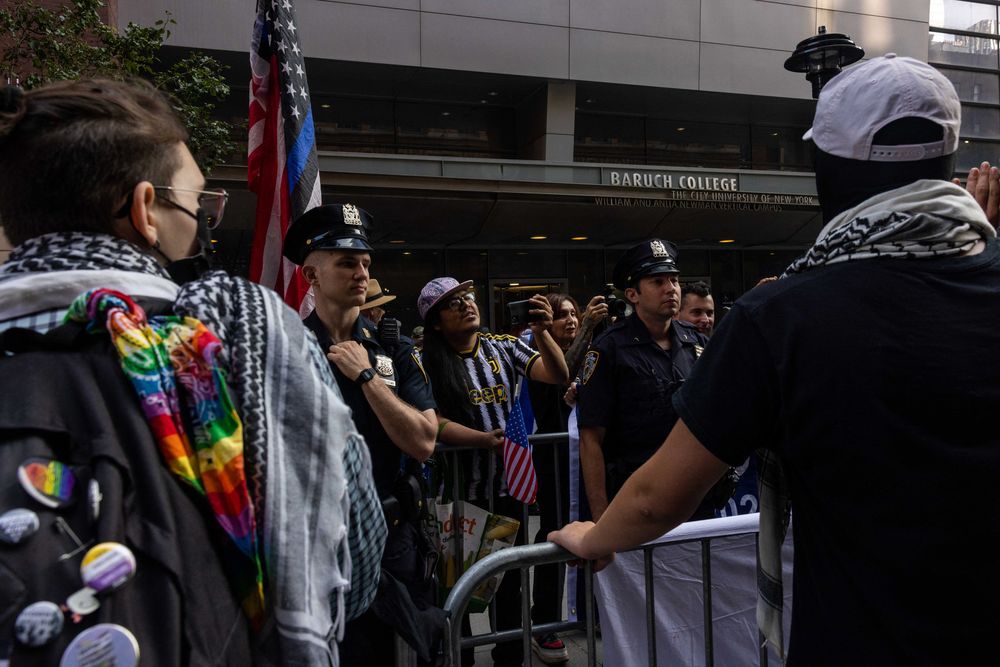Protesta estudiantil pro-Palestina reciente en la puerta de Baruch College, en Nueva York.