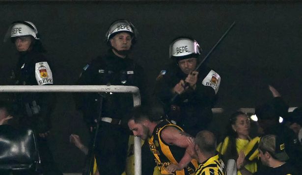 Incidentes entre la Policía e hinchas de Peñarol