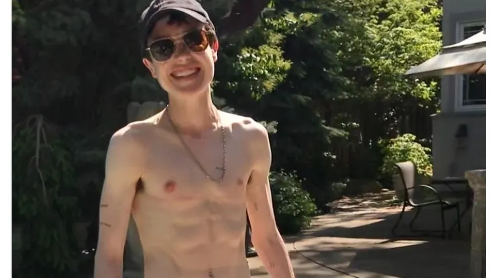 Elliot Page publicó su primera foto después de operarse el torso