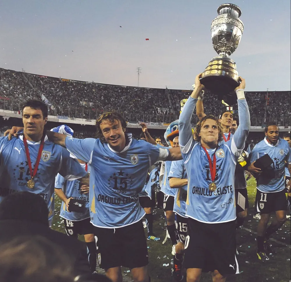 Diego Forlán con la Copa América de 2011