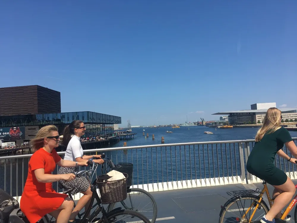 Ciclistas en un puente en la zona de Strandgade, Copenhague