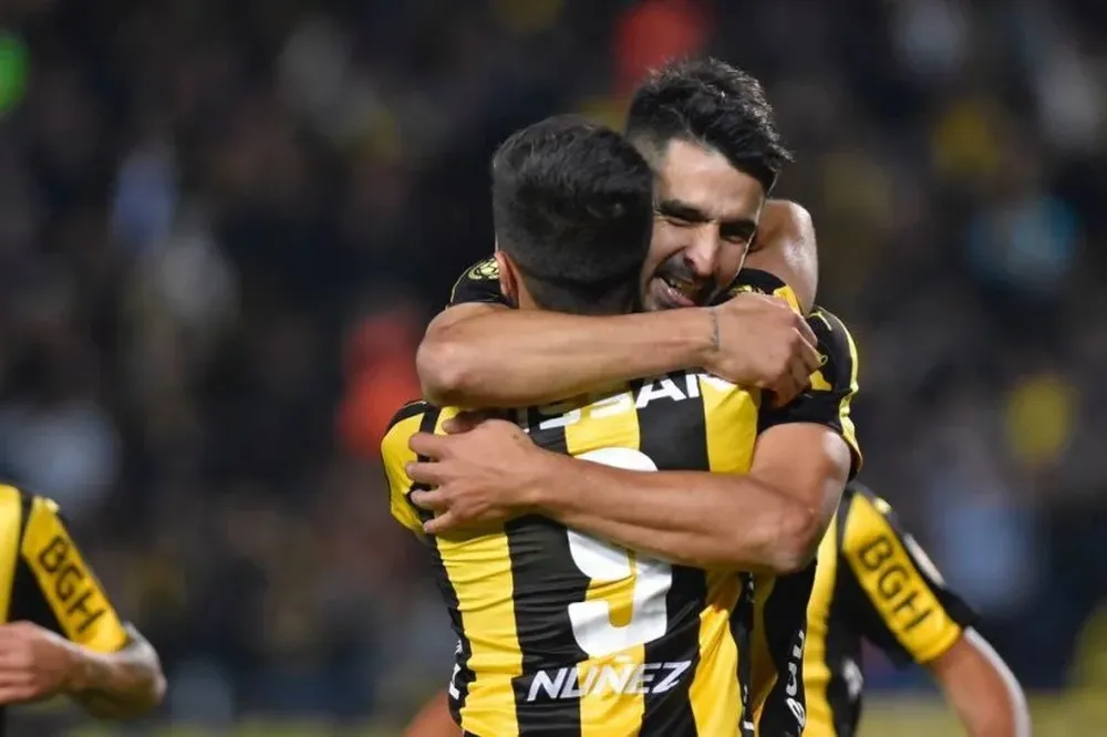 Viatri y Rossi celebran en el triunfo de Peñarol ante Plaza