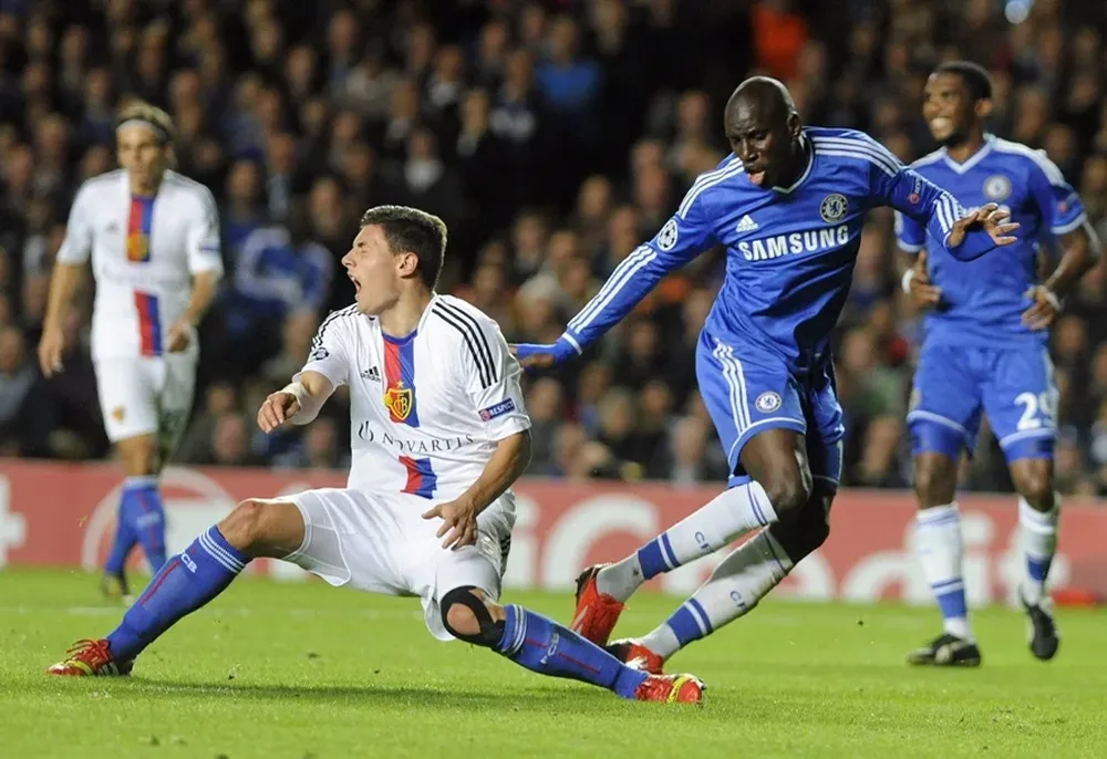 Fabian Schar (Basilea) y Demba Ba (Chelsea)