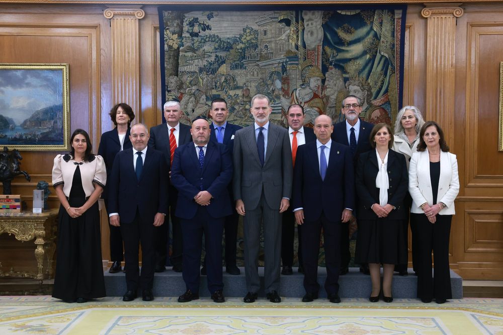 El rey Felipe VI junto a representante de la Federación de Comunidades Judías de España. CASA REAL.