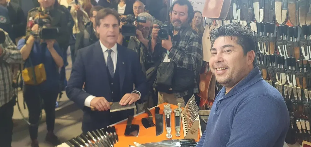 El presidente compró un hacha de mesa para regalarle a su secretario.