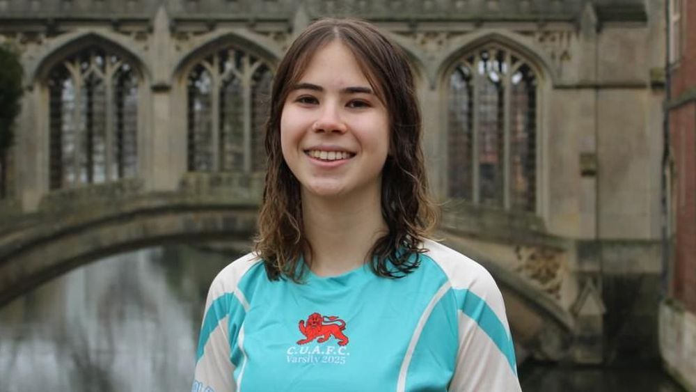 La brasileña Bilhana Kochloukova, medallista de la Olimpiada Internacional de Matemáticas, estudia en la Universidad de Cambridge y es integrante de su equipo de fútbol.