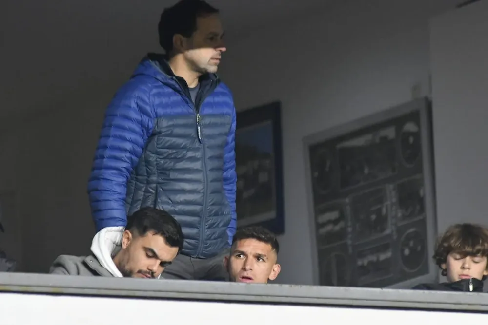 Lucas Torreira observó desde un palco del Gran Parque Central el encuentro Nacional-Plaza Colonia por la cuarta fecha del Torneo Intermedio