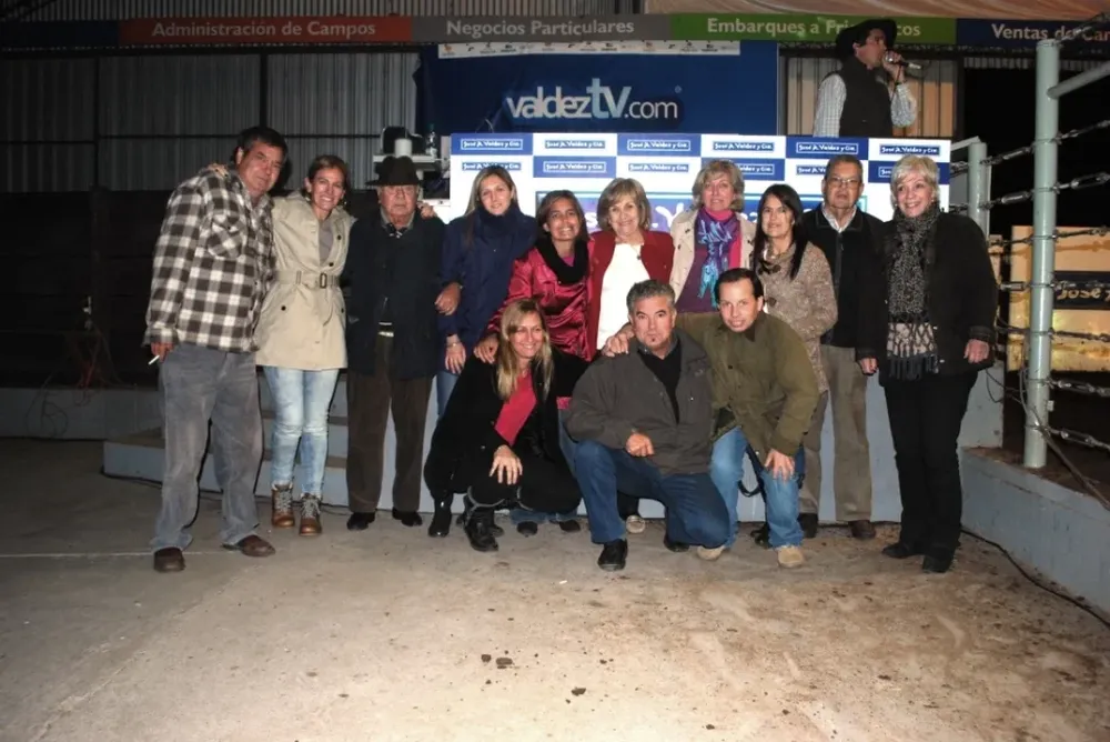El equipo de José A. Valdez y Cía y algunos de los vendedores en la jornada de Don Tito