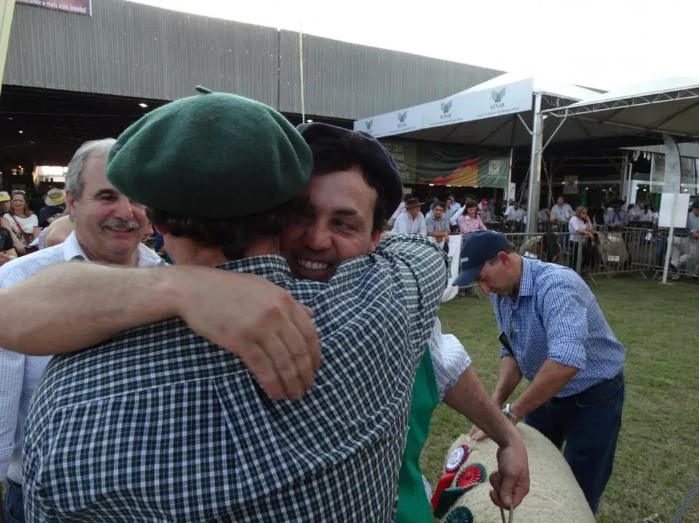 Los criadores uruguayos felicitando a Mariano Rodríguez de La Estela