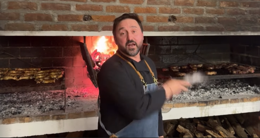 Aldo Cauteruccio al frente del asado de la selección uruguaya