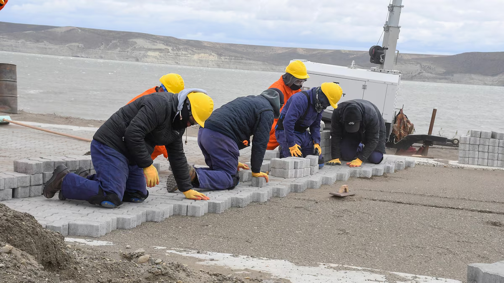 Presos trabajan en obras públicas en Santa Cruz.
