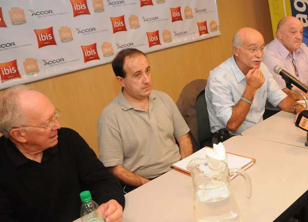 Herb Brown, Pablo López y Ney Castillo en la presentación del nuevo DT de la selección