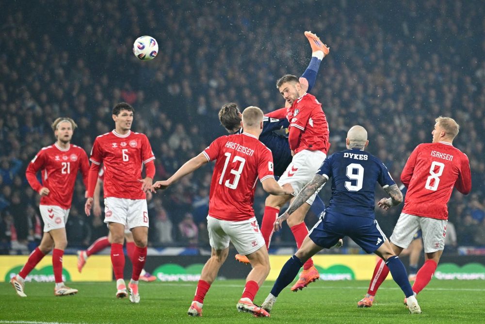 Scott McTominay de Escocia metió un golazo de chilena para abrir el marcador ante Dinamarca por las Eliminatorias europeas