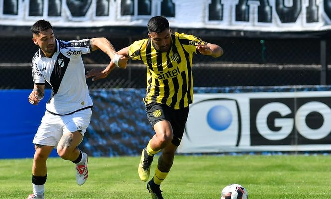 Maximiliano Olivera de Peñarol ante Emiliano Ancheta de Danubio