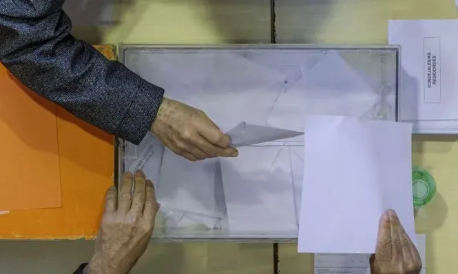 Condenan a un funcionario que envió por chat datos de 8.300 miembros de mesas electorales.