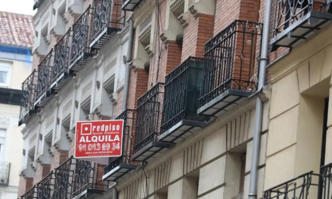 Un piso anuncia la disponibilidad de alquiler en Madrid.