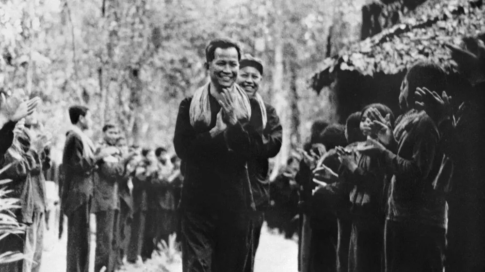 Kieu Samphan, primer ministro del régimen de Kampuchea Democrática, como se llamó a Camboya durante la dictadura de Pol Pot, junto a sus tropas en abril de 1976