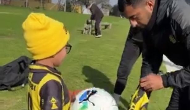 ¿Quién es el niño que fue invitado especialmente a la práctica de Peñarol? Mirá su historia, el saludo con los jugadores y los regalos que se llevó