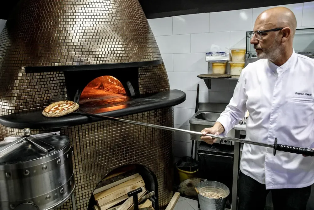 Franco Pepe junto a su horno