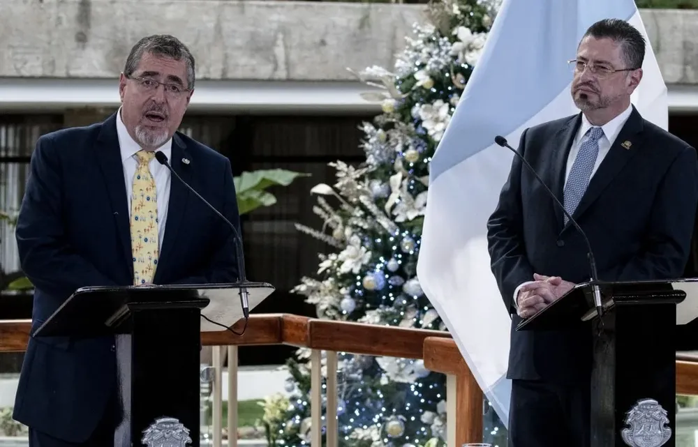 El presidente electo de Guatemala, Bernardo Arévalo, en una conferencia de prensa con el mandatario de Costa Rica Rodrigo Chaves.