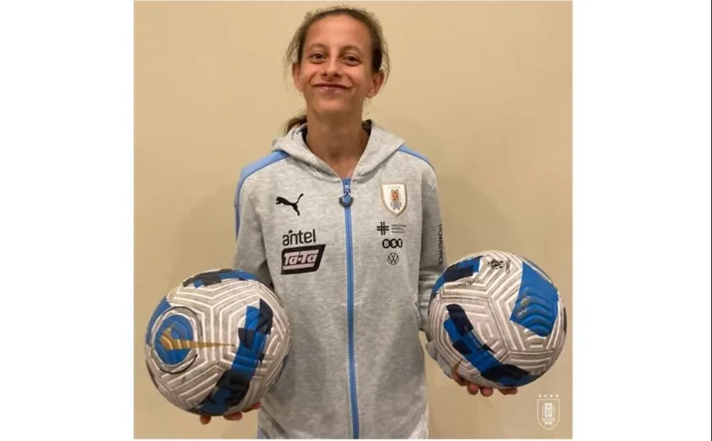Belén Aquino con sus dos balones al marcarle seis goles a Bolivia en la goleada 13 de la sub 20 de Uruguay