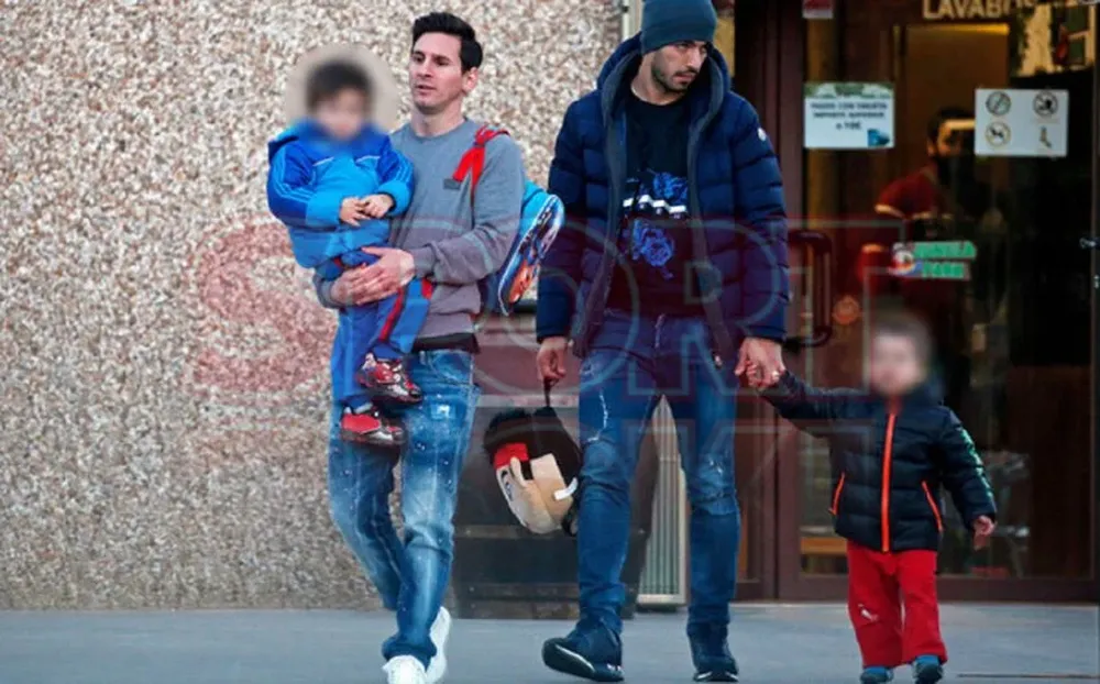 Suárez y Messi junto a sus niños