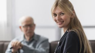 La oferta de trabajo como auxiliar en geriatría es por 4 meses. Fotografía: FreePik.