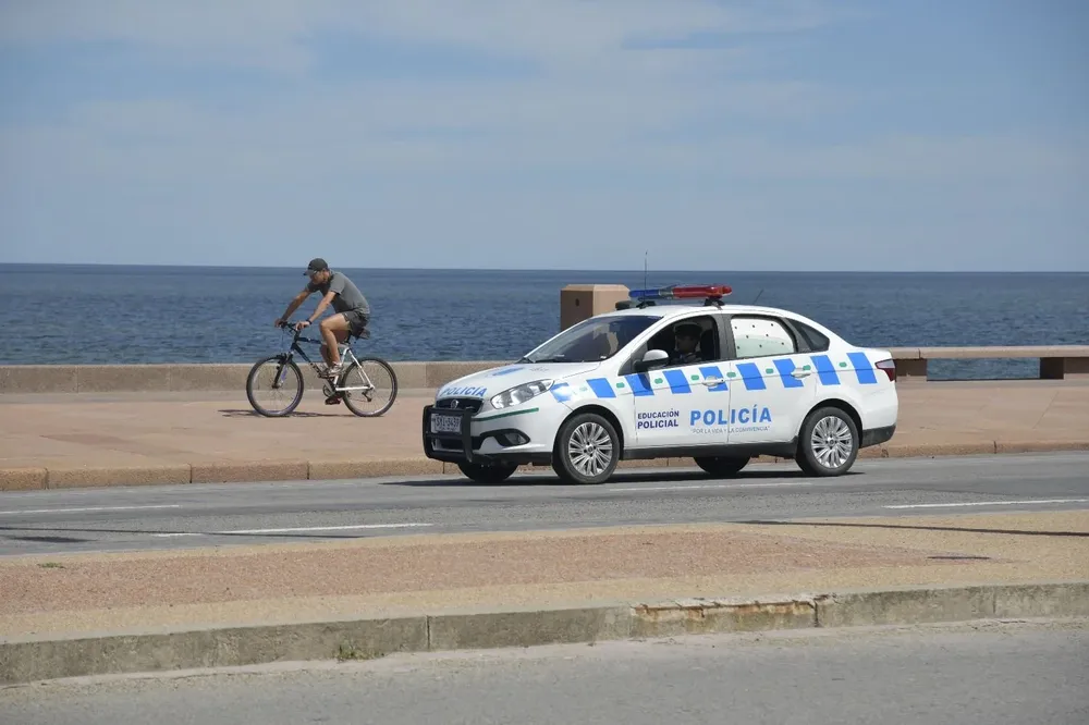 Policía disuadiendo aglomeraciones