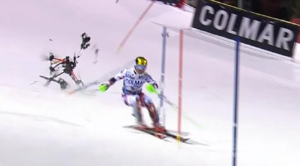 Hirscher y el dron hecho pedazos tras caer desde lo alto