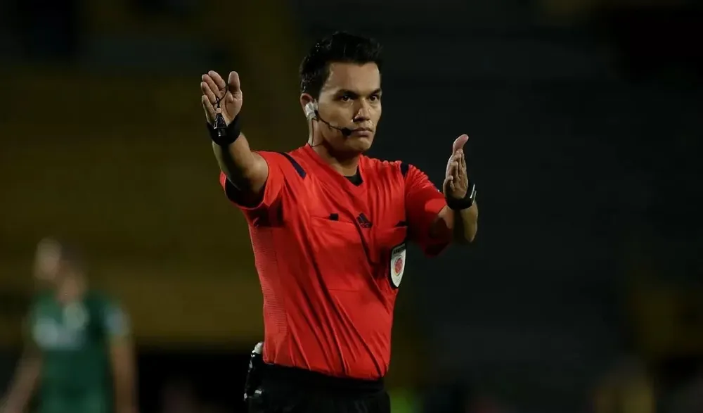 Nicolás Gallo dirigiendo en cancha; desde hace un tiempo, lo hace en el VAR