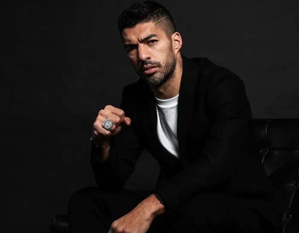 Luis Suárez posó con el enorme anillo que le regalaron por su trayectoria