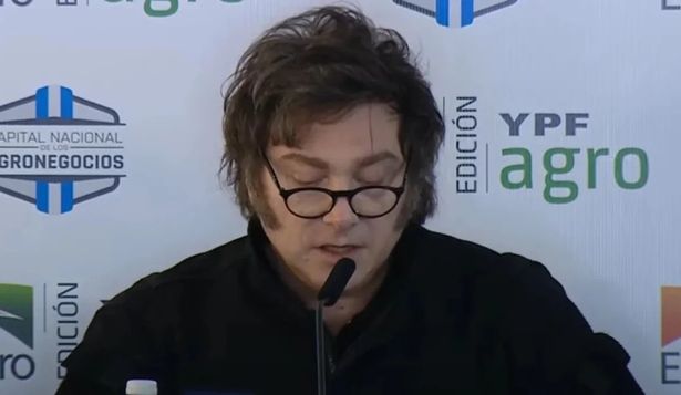 El Gobierno de Javier Milei anunció la baja de impuestos para importar ropa, calzado y telas con la meta en reducir los precios argentinos