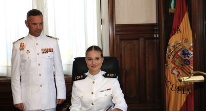 La princesa Leonor firma el libro de honor a su ingreso a la Escuela Naval Militar de Pontevedra, para continuar su formación. TWITTER CASA REAL