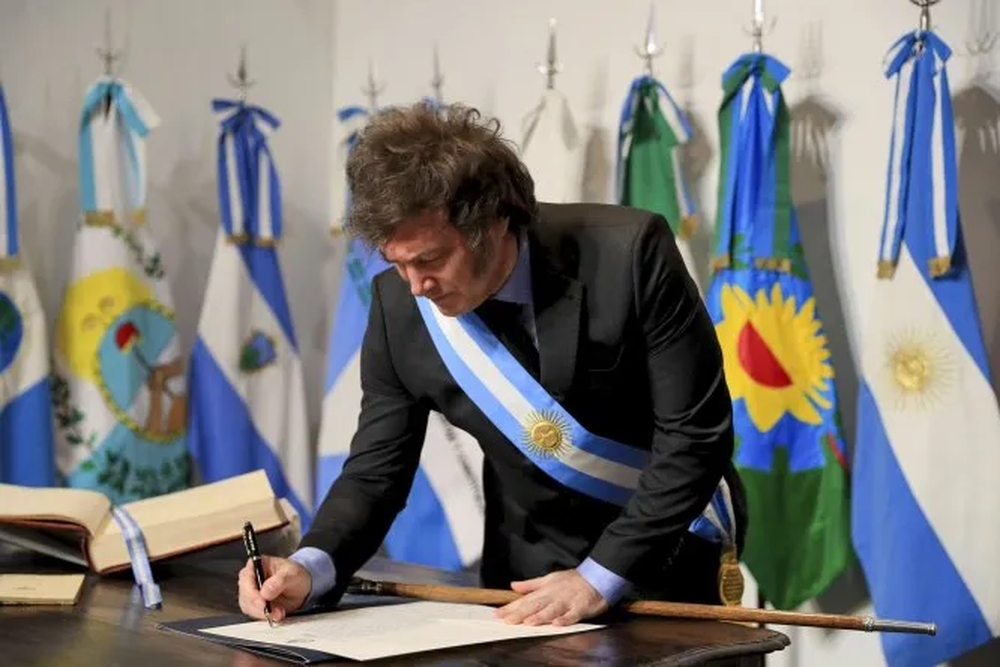 Javier Milei firmando el Pacto de Mayo.&nbsp;