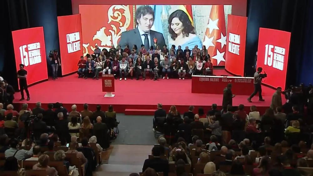 El PSOE de Madrid en su acto, con un video donde muestra a Díaz Ayuso y a Javier Milei.&nbsp;