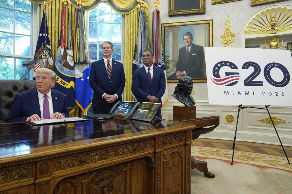 El presidente Donald Trump, el secretario del Tesoro, Scott Bessent, y el alcalde de Miami, Francis Suarez, en la Casa Blanca.&nbsp;