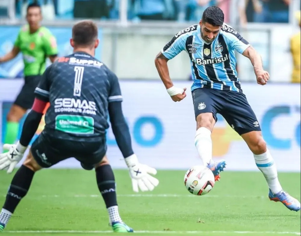 La definición tres dedos de Luis Suárez