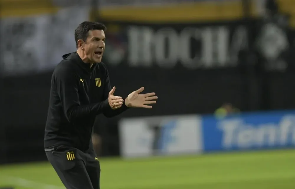 Mauricio Larriera no mantiene nunca a los mismos 11 en este 2022