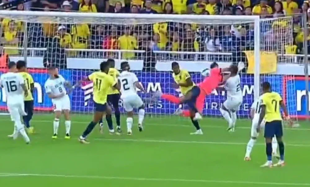 Las manos de Galíndez van de lleno en la cara de Facundo Torres