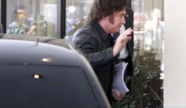 Javier Milei llegando al Hotel Libertador