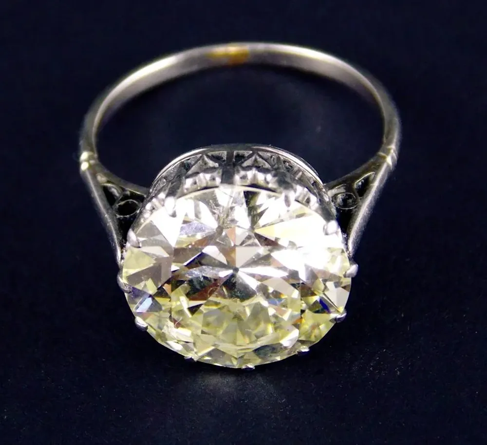 Anillo solitario de oro blanco, con brillante de 6 a 6.50 quilates