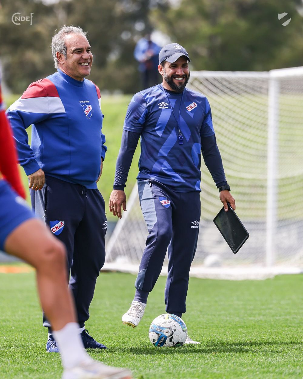 Martín Lasarte y Mauricio Victorino sonríen tras el triunfo clásico