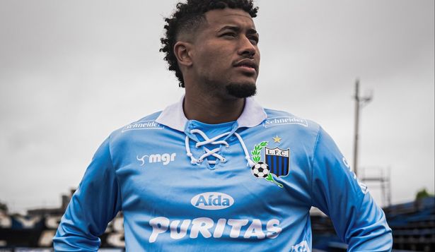 Kevin Amaro con la camiseta celeste que lucirá Liverpool